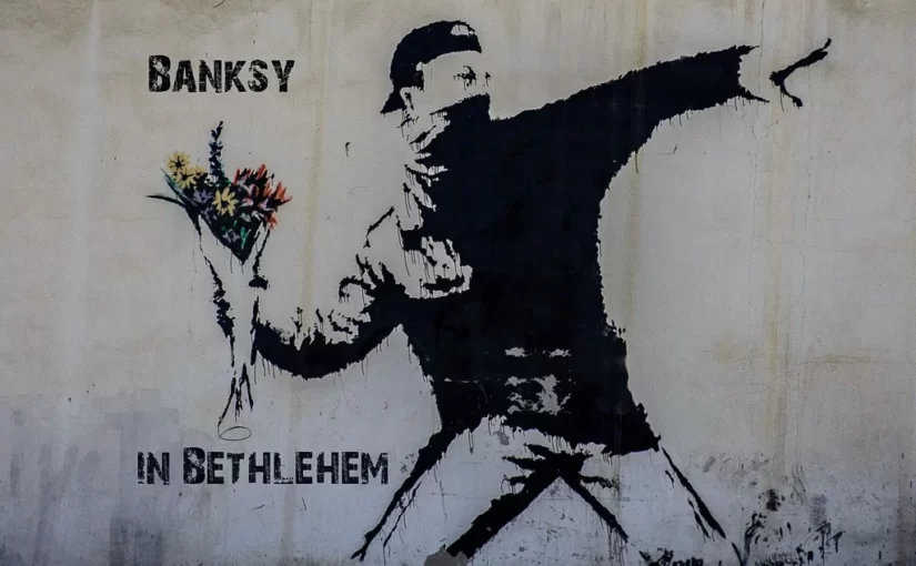 Bansky Dikenal Sebagai Seniman Jalanan Inggris Dengan Karya Jenakanya